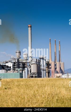 Fabrik im Vergleich zu Umwelt. Stockfoto