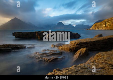 Blick auf das Meer in Richtung Cuillin, Elgol, Isle of Skye, Schottland im Winter aufgenommen Stockfoto