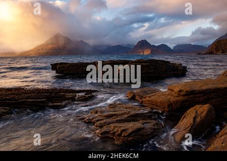 Blick auf das Meer in Richtung Cuillin, Elgol, Isle of Skye, Schottland im Winter aufgenommen Stockfoto