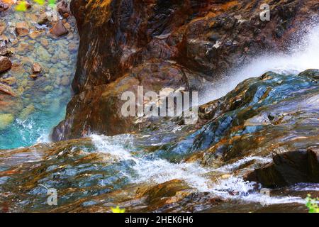 Südtirol, Gesundheit, Wellness, Wasserfall, Dolomiten, Meran , Bozen, tosendes wildes Wasser stürzt von dem Berg und den Felsen herunter Stockfoto