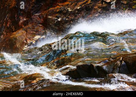 Südtirol, Gesundheit, Wellness, Wasserfall, Dolomiten, Meran , Bozen, tosendes wildes Wasser stürzt von dem Berg und den Felsen herunter Stockfoto