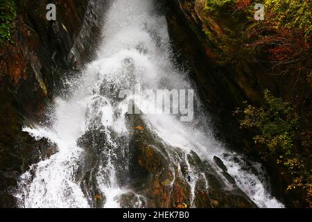 Südtirol, Gesundheit, Wellness, Wasserfall, Dolomiten, Meran , Bozen, tosendes wildes Wasser stürzt von dem Berg und den Felsen herunter Stockfoto