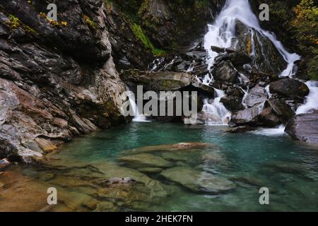 Südtirol, Gesundheit, Wellness, Wasserfall, Dolomiten, Meran , Bozen, tosendes wildes Wasser stürzt von dem Berg und den Felsen herunter Stockfoto