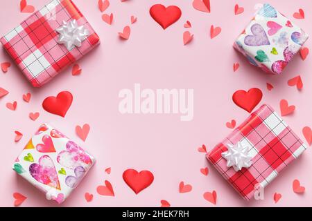 Muttertag valentinstag Weihnachten. Geschenkschachteln mit Herzen auf einem rosa Pastellhintergrund. Stockfoto