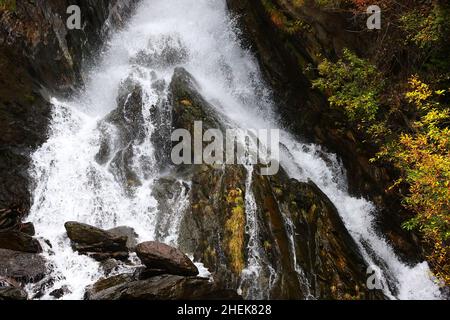 Südtirol, Gesundheit, Wellness, Wasserfall, Dolomiten, Meran , Bozen, tosendes wildes Wasser stürzt von dem Berg und den Felsen herunter Stockfoto