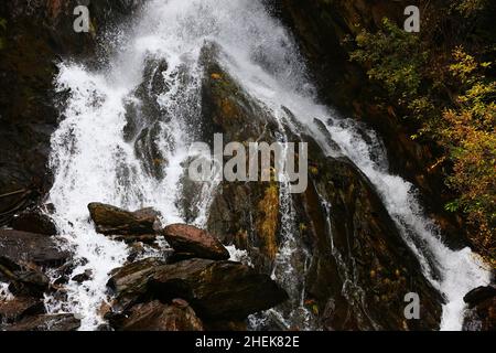 Südtirol, Gesundheit, Wellness, Wasserfall, Dolomiten, Meran , Bozen, tosendes wildes Wasser stürzt von dem Berg und den Felsen herunter Stockfoto