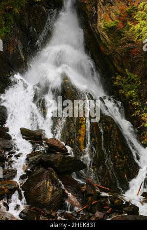 Südtirol, Gesundheit, Wellness, Wasserfall, Dolomiten, Meran , Bozen, tosendes wildes Wasser stürzt von dem Berg und den Felsen herunter Stockfoto