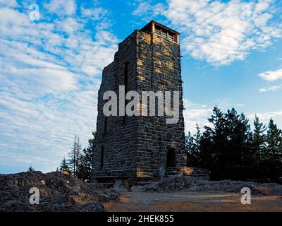 WA21048-00...WASHINGTON - Mt. Constitution Observation Tower auf dem Gipfel des Mt. Verfassung im Moran State Park auf der Insel Orcas. Stockfoto