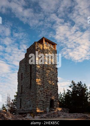 WA21048-00...WASHINGTON - Mt. Constitution Observation Tower auf dem Gipfel des Mt. Verfassung im Moran State Park auf der Insel Orcas. Stockfoto