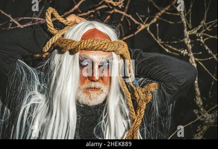 Das verrückte Joker-Gesicht. Halloween 31. Oktober. Bärtiger Mann, gekleidet wie Halloween Monster. Halloween Kunst Blut Haut Mann Gesicht Porträt - Nahaufnahme. Stockfoto