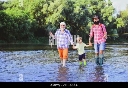 Mann Familie Angeln. Vater, Sohn und Großvater entspannen zusammen. Großvater und Vater mit niedlichem Jungen fischen.