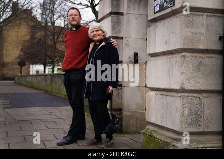 Datei-Foto vom 10/01/22 der Extinction Rebellion-Aktivisten Pater Martin Newell und Reverend Sue Parfitt, 79, vor dem Crown Court in London, Südosten Londons, wo sie im Oktober 2019 wegen eines Zugstopps am Bahnhof Shadwell vor Gericht stehen. Stockfoto