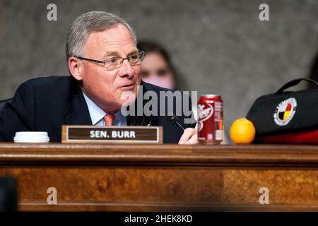 US-Senator Richard Burr (Republikaner von North Carolina), Mitglied des Rankings, US-Senatsausschuss für Gesundheit, Bildung, Arbeit und Renten, bietet US-Senator Tim Kaine (Demokrat von Virginia) eine Orange, einen Dr. Pepper und eine Decke während eines Senats für Gesundheit, Bildung, Arbeit, Und Anhörung des Pensionsausschusses zur Untersuchung der Reaktion des Bundes auf COVID-19 und neue aufkommende Varianten am Dienstag, den 11. Januar 2022, verbrachte Kaine letzte Woche während eines Schneesturms 95 Stunden auf der I-27 im Verkehr. Kredit: Greg Nash/Pool über CNP Stockfoto