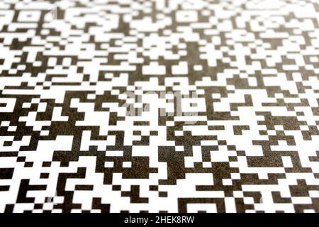 Nahaufnahme des QR-Codes auf Papier. Abstrakter QR-Hintergrund in Schwarz und Weiß. Stockfoto