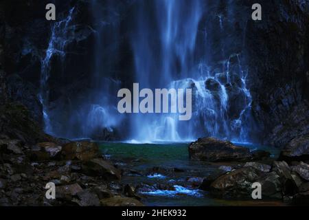 Südtirol, Gesundheit, Wellness, Wasserfall, Dolomiten, Meran , Bozen, tosendes wildes Wasser stürzt von dem Berg und den Felsen herunter Stockfoto