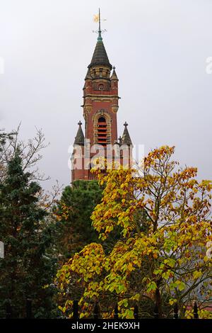 DEN HAAG, NIEDERLANDE -13 NOV 2021- Blick auf das Gebäude des Friedenspalastes, in dem sich der Internationale Gerichtshof und der Ständige Gerichtshof von Arbi befinden Stockfoto