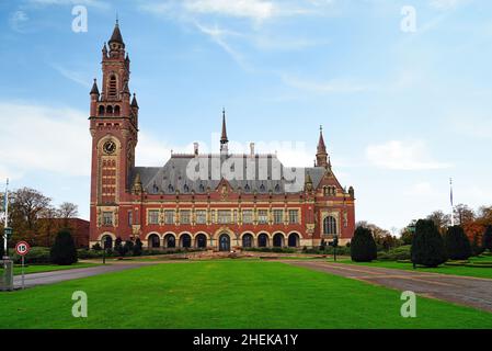 DEN HAAG, NIEDERLANDE -13 NOV 2021- Blick auf das Gebäude des Friedenspalastes, in dem sich der Internationale Gerichtshof und der Ständige Gerichtshof von Arbi befinden Stockfoto