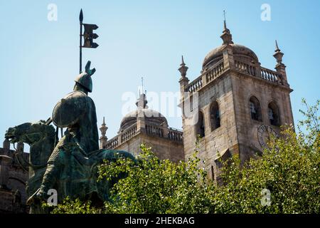 Statue von Vímara Peres am Eingang der Kathedrale SE in Porto, Portugal Stockfoto