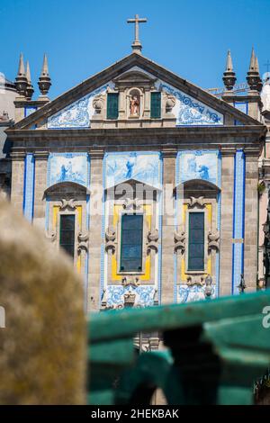 Traditionelle Kirche von Ajulejo im Zentrum von Porto, Portugal Stockfoto
