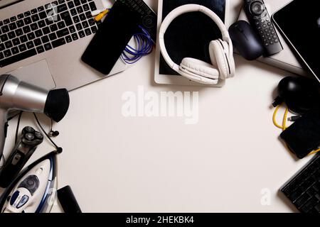 Alte Computer, digitale Tablets, Mobiltelefone, viele gebrauchte elektronische Geräte, kaputte Haushalte und Geräte auf weißem Hintergrund. Geplant Stockfoto