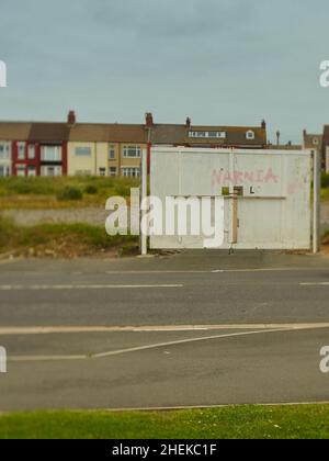 Teesside, Großbritannien, 2019. Juni – ein unkongruenter, isolierter, verschlossener Eingang, gemalt mit einer dunkel-humorvollen Botschaft auf dem Gelände eines abgerissenen Gemeindezentrums. Stockfoto