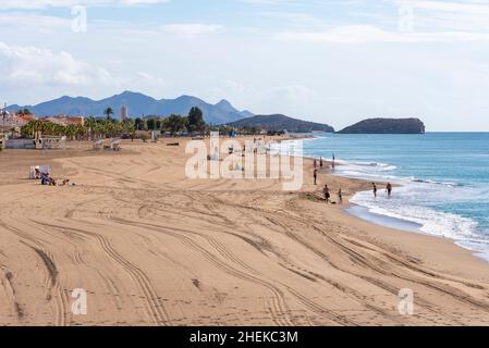 Playa de Bolnuevo, Bolnuevo, in der Nähe von Puerto de Mazarron, Region Murcia, Spanien. Mediterrane Küstenstadt. Breiter Sandstrand an der Costa Calida Stockfoto