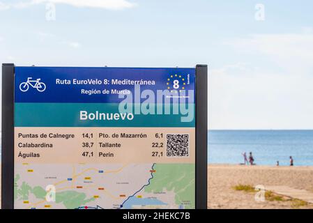 Radroute Ruta EuroVelo 8, Bolnuevo, in der Nähe von Puerto de Mazarron, Region Murcia, Spanien. Mediterrane Küstenstadt. Mittelmeer-Route Stockfoto