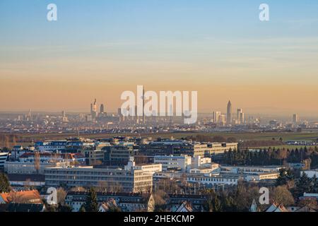 Skyline von Frankfurt bei Sonnenuntergang von Bad Homburg aus gesehen Stockfoto