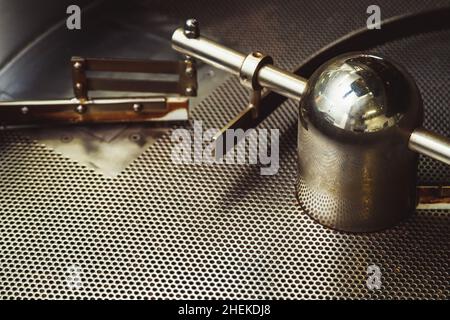 Leere industrielle Kühlplatte mit Mühle und Löchern der Kaffeeröstermaschine Stockfoto