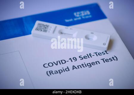 NHS COVID-19 Selbsttest Lateral Flow Test, RFT, RFD, Rapid Antigen Test. Schnelltest-Testkit für Coronavirus-Track und -Trace Stockfoto