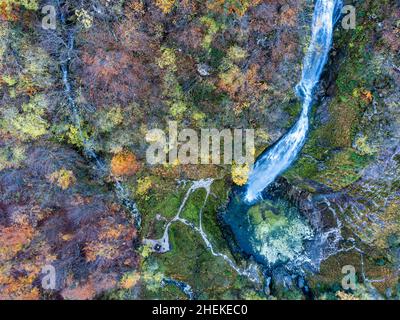 Magie des Fontanons von Goriuda im Herbst. Stockfoto