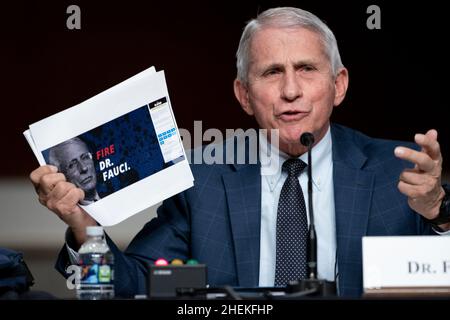 Dr. Anthony Fauci, Chief Medical Advisor des Weißen Hauses und Direktor der NIAID, zeigt einen Bildschirmabzug einer Kampagnenwebsite, während er während eines Senats für Gesundheit, Bildung, Arbeit, Und Anhörung des Pensionsausschusses zur Untersuchung der Reaktion des Bundes auf COVID-19 und neue aufkommende Varianten am Dienstag, den 11. Januar 2022, im Capitol Hill in Washington, DCCredit: Greg Nash/Pool via CNP /MediaPunch Stockfoto