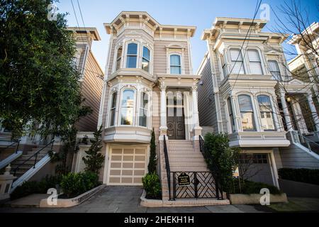 San Francisco, Usa. 10th Januar 2022. Blick vor dem „Full House“-Haus in der Broderick Street 1709 am 10. Januar 2022 in San Francisco, Kalifornien, einen Tag nach dem Tod von Bob Saget, einem der Stars der beliebten Sitcom. Foto von Chris Tuite/ImageSPACE/Sipa USA/Sipa USA Credit: SIPA USA/Alamy Live News Stockfoto