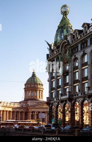 House of Books (Singer House) und Kasaner Kathedrale, St. Petersburg, Russland Stockfoto