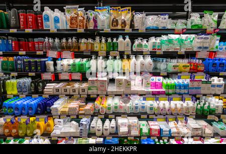 Fossano, Italien - 25. November 2021: Handseife, neutrale Waschmittel, Intimreiniger, Schaumbad auf italienischem Supermarktregal im Körper angezeigt Stockfoto