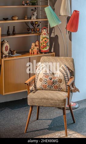 50ties DDR Sessel und Lampe im DDR Museum in Dresden, Sachsen, Deutschland Stockfoto