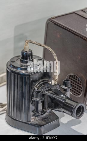 Alter ostdeutscher Diaprojektor im 'die Welt der DDR' Museum Dresden, Deutschland Stockfoto