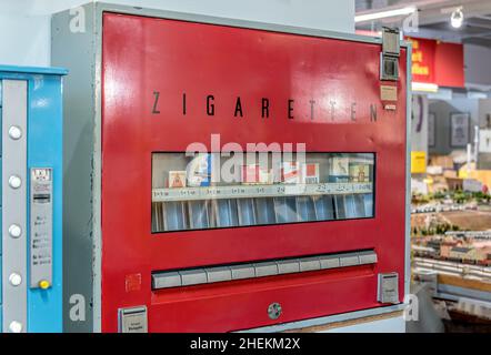 Alte DDR-Zigarettenautomat im Museum „die Welt der DDR“ Dresden, Deutschland Stockfoto