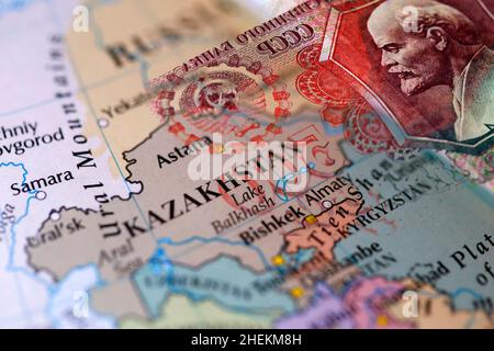 Eine Karte, die Kasachstan in Kombination mit einer russischen Rubel-Banknote zeigt Stockfoto