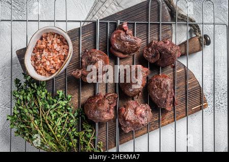 BBQ gegrilltes Lamm Hammelniere, Schlachtfleisch auf dem Grill. Weißer Hintergrund. Draufsicht Stockfoto