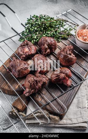 BBQ gegrilltes Lamm Hammelniere, Schlachtfleisch auf dem Grill. Weißer Hintergrund. Draufsicht Stockfoto