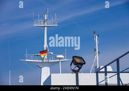 Deckaufbauten für die Schifffahrt auf einem Schiff; hier exemplarisch die Eisenbahnfähre SASSNITZ (stillgelegt im April 2020). Stockfoto