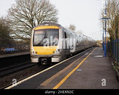 Chiltern Railways von Arriva Class 168 Clubman bei Kings Sutton Railway Straation in Northamptonshire Stockfoto