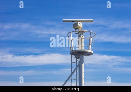 Deckaufbauten für die Schifffahrt auf einem Schiff; hier exemplarisch die Eisenbahnfähre SASSNITZ (stillgelegt im April 2020). Stockfoto