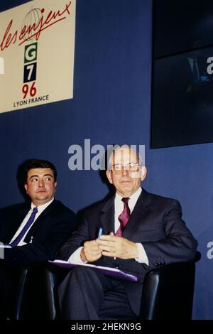 Michel Camdessus, Präsident des WIF (FMI) und Xavier Larnaudie-Eiffel CNP-Versicherungen, Wirtschaftskongress vor dem Internationalen Gipfel G7, Lyon, Frankreich Stockfoto