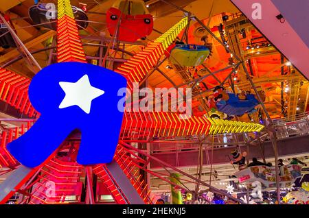 Beeindruckendes beleuchtetes Riesenrad im Toys R US Store im Times Square Manhattan, New York, City, USA. Weihnachtsdekoration Im Innenbereich. Stockfoto