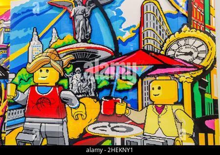 Lego Wandkunst Mosaikdisplay. Glückliche Minifiguren in New York City. Trinken Sie Kaffee mit ikonischen Gebäuden im Hintergrund. New York City, USA. Toy Storefr Stockfoto