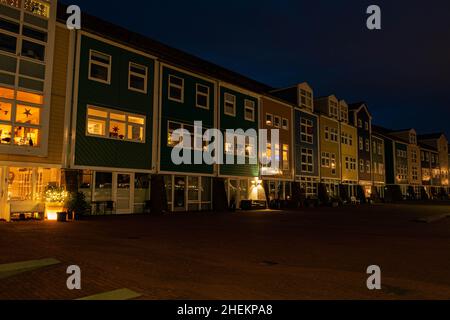 Bunte Reihenhäuser aus Holz in den niederlanden zur Blauen Stunde Stockfoto