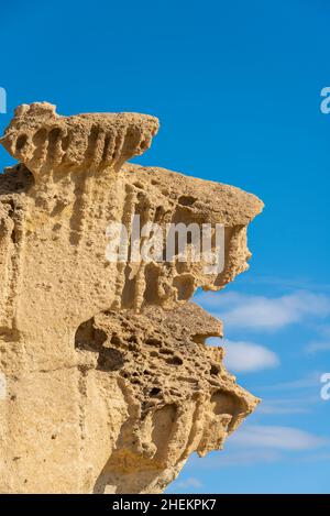 Las Gredas de Bolnuevo, auch Ciudad Encantada genannt, sind stark erodierte Sandsteinformationen am Strand von Bolnuevo, Murcia, Spanien Stockfoto