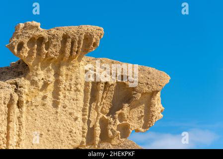 Las Gredas de Bolnuevo, auch Ciudad Encantada genannt, sind stark erodierte Sandsteinformationen am Strand von Bolnuevo, Murcia, Spanien Stockfoto